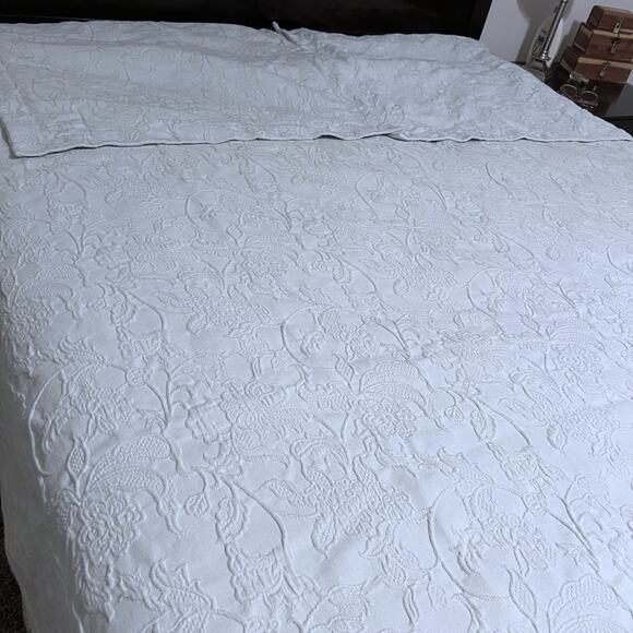 Pottery Barn Full/Queen Coverlet + 2 Euro Shams Blue Floral Matelassé Portugal - Picture 2 of 7